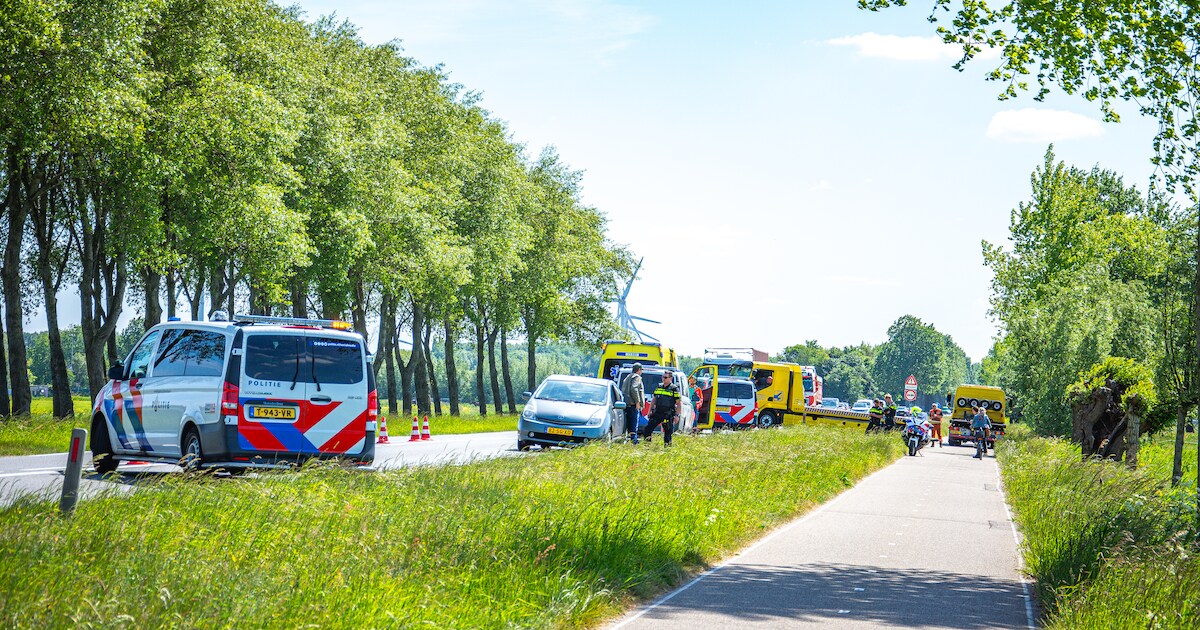 Auto belandt in sloot langs N218 in Zwartewaal