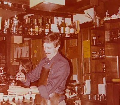 ‘Legendarische’ kroegbaas Jan (86) kon Zwols eetcafé op de kop zetten: ‘Geld was niet belangrijk’