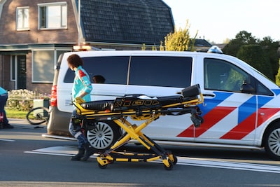 Fietser en automobilist botsen in Veenendaal