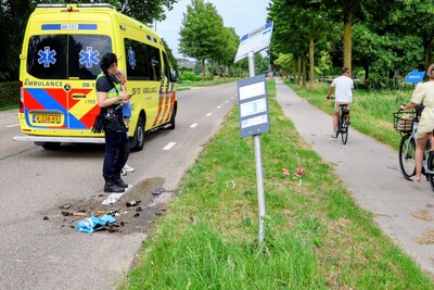Scooterrijder klapt tegen verkeersbord en raakt gewond in Opheusden