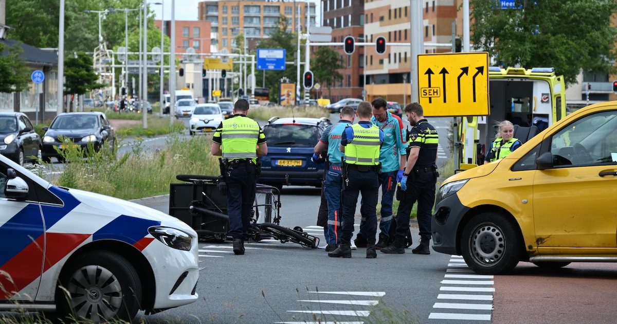 Bestelbus botst op bakfiets op kruising Julianalaan en Van Miereveltplantsoen in Leeuwarden