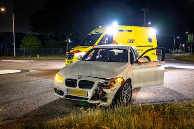 Bestuurder probeert voorligger in te halen op kruispunt in Tilburg, maar botst tegen zijkant: een ge