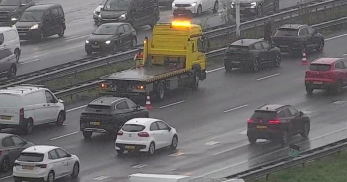 File op A4 richting Amsterdam na ongeval met meerdere auto's bij Den Haag