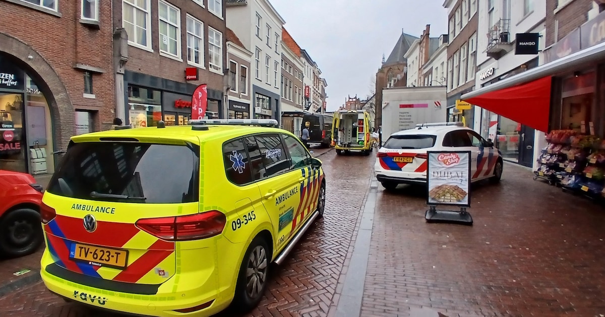 Gewonde na ongeluk met bestelbus op Langestraat in Amersfoort