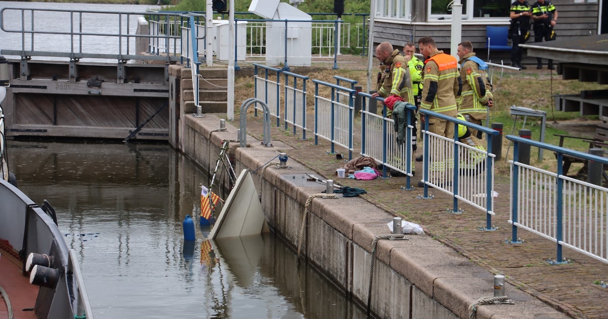 Boot zinkt bij Westfriese Sluis in Middenmeer, geen gewonden