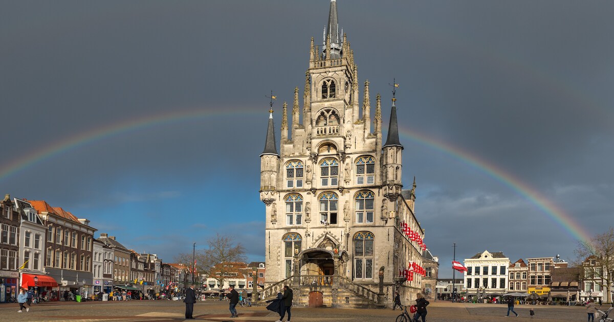 hoe-het-eeuwenoude-stadhuis-in-gouda-dankzij-een-hoed-op-de-vloer
