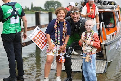 Mikki (11) met leukemie moedigt Maarten van der Weijden aan als hij langs zwemt: ‘Hij is een held’