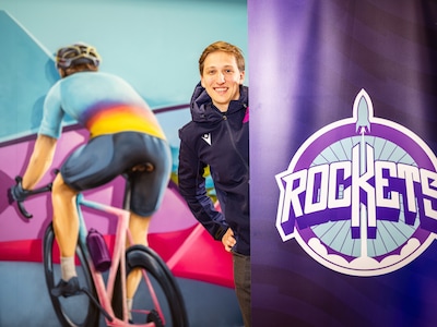 Bas Tietema is twaalf peperdure fietsen kwijt, tot een AirTag hem naar een twaalfde verdieping leidt