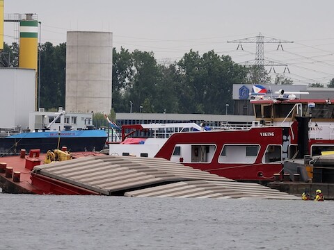 Hulpdiensten zoeken naar opvarende van gezonken duwboot in Amsterdam