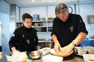Voormalig De Librije-chef plotseling overleden: ‘Hopelijk kook je daarboven met Jonnie de sterren van de hemel’