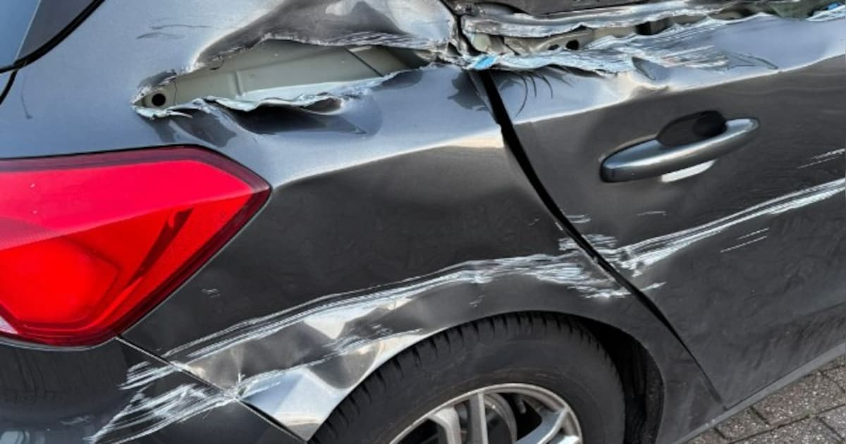 ‘Asociale’ automobilist ramt geparkeerde auto in Nieuwegein, rijdt zijkant in puin en gaat er daarna