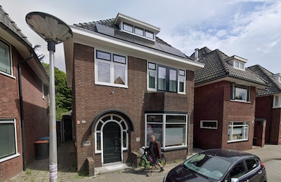 Fundaparel in Enschede: een jarendertigvilla met Instagram-waardige tuinkamer mét bar