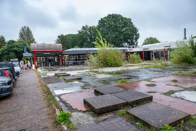 Buren zien verpauperd winkelcentrum negen jaar na brand verder aftakelen: ‘De toestand is erbarmelij