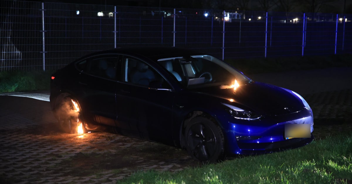 Auto op meerdere plekken in brand op parkeerplaats in Delft: aanmaakblokjes aangetroffen