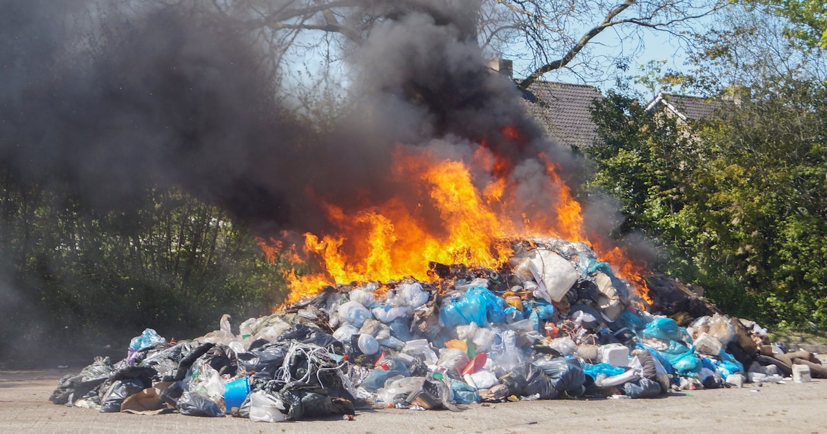 Grote berg met afval in brand op de Ljurkstrjitte in Feanwalden