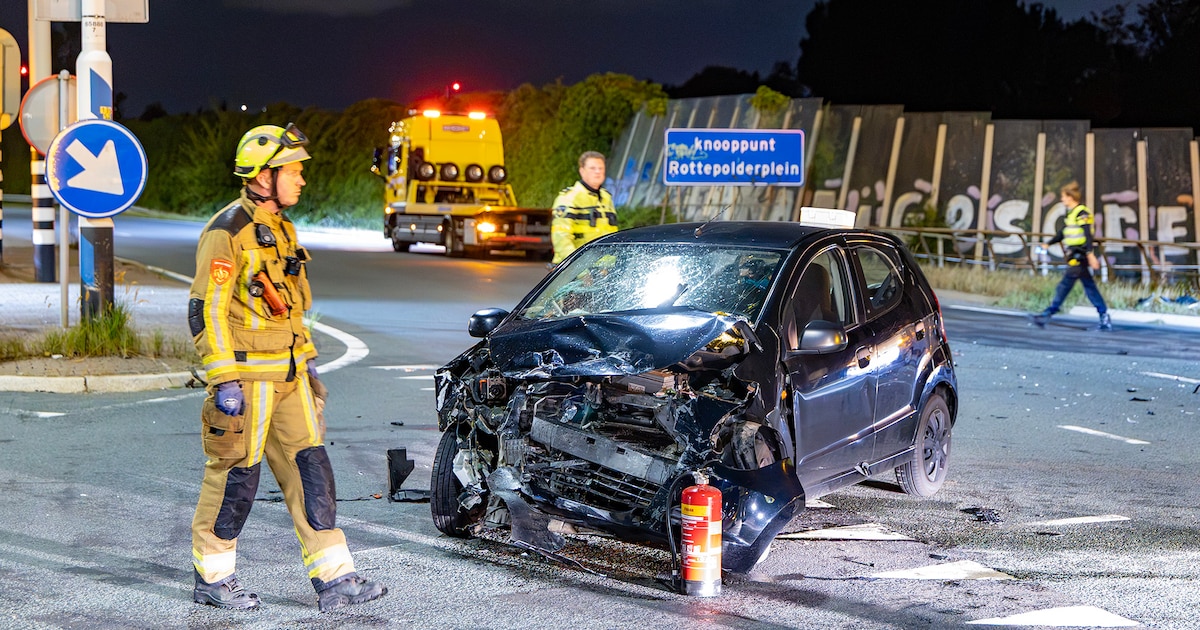 Auto en bestelbus zwaar beschadigd na ongeval in Vijfhuizen, één persoon gewond naar ziekenhuis