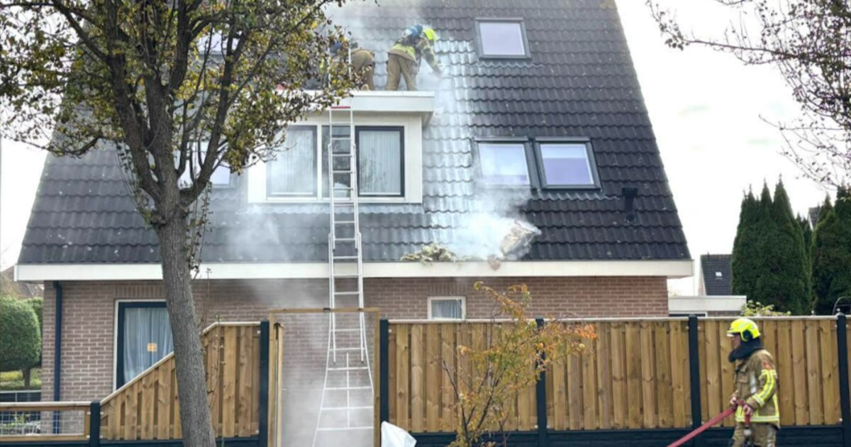 Brand op dak van woning in Hoogkarspel, dakdekker probeert brandje zelf te blussen