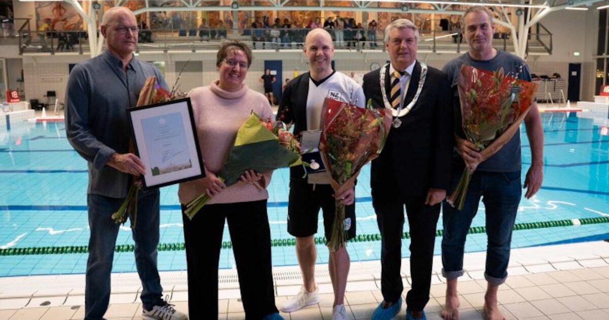 Noordwijkse zwem- en poloclub ontvangt Koninklijke Erepenning