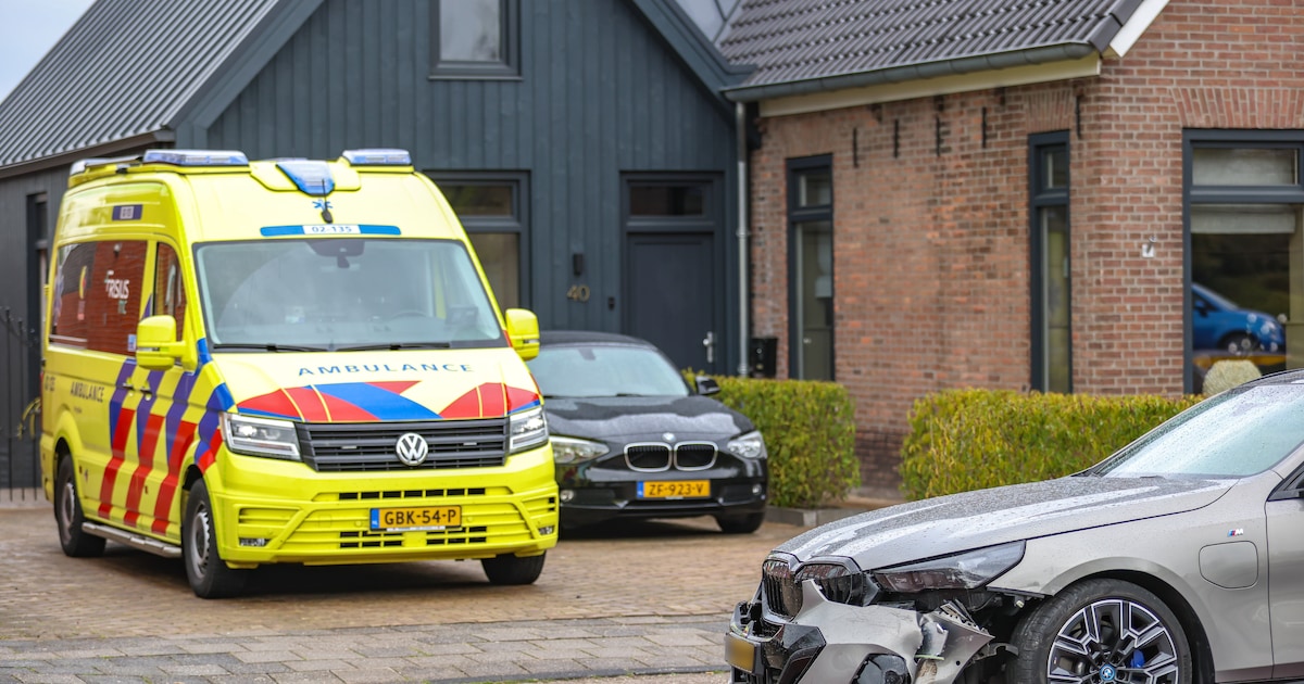 Uitrijden parkeervak gaat mis in Drachten, twee auto's beschadigd