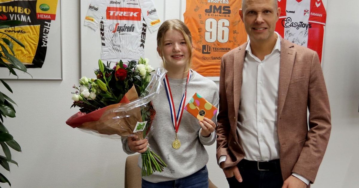 Zwemster Meike Pekelsma (12) uit Nieuw-Amsterdam gehuldigd na winst op NK estafette