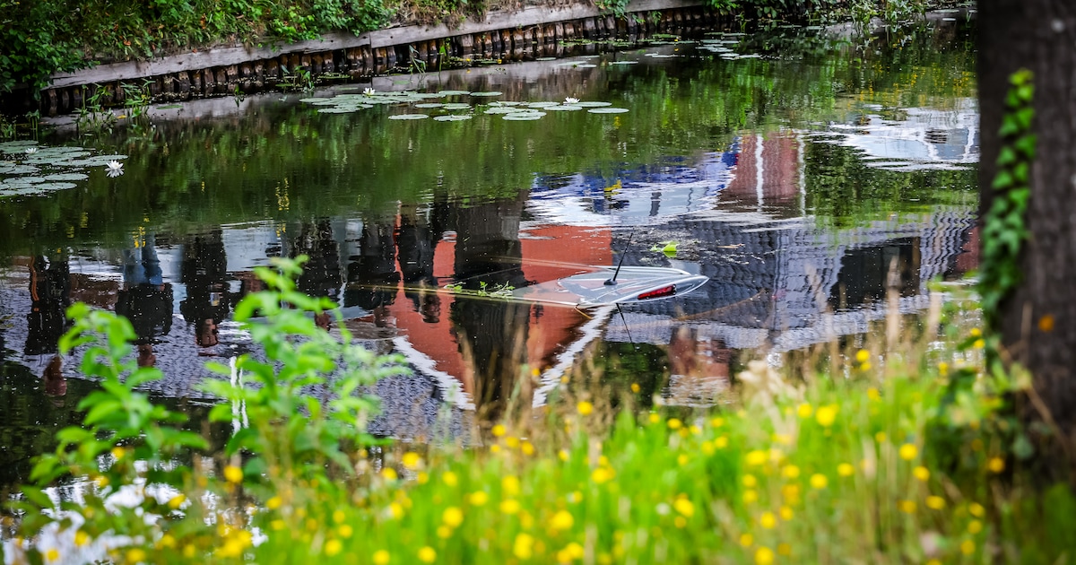 Auto belandt in water na botsing op Sluisstraat in Musselkanaal