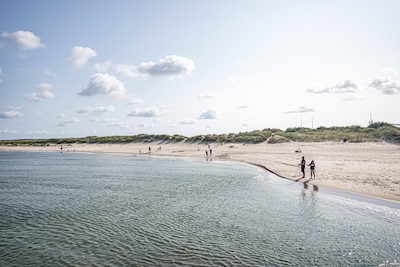 Lichaamsdelen die bijna drie jaar geleden aanspoelden op Texels strand blijken van Afghaanse vluchtelingen