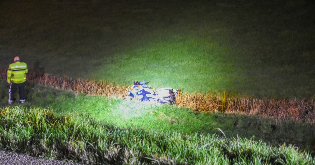 Motoren van politie eindigen in sloot onderaan de dijk