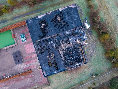 Evi en klasgenootjes hevig geschrokken en verdrietig na brand in klaslokalen: ‘Al onze spullen zijn 