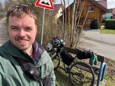 Benjamin (27) zet het gamen op pauze en stapt op de fiets naar China: ‘Ik heb een half jaar’