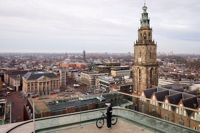 Red Bull tovert de Grote Markt om tot enorme mountainbikebaan en dat ziet er zo uit