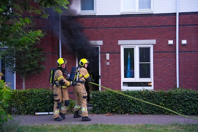 Hond gered uit woning vol rook in Oss, brand ontdekt door alerte buren
