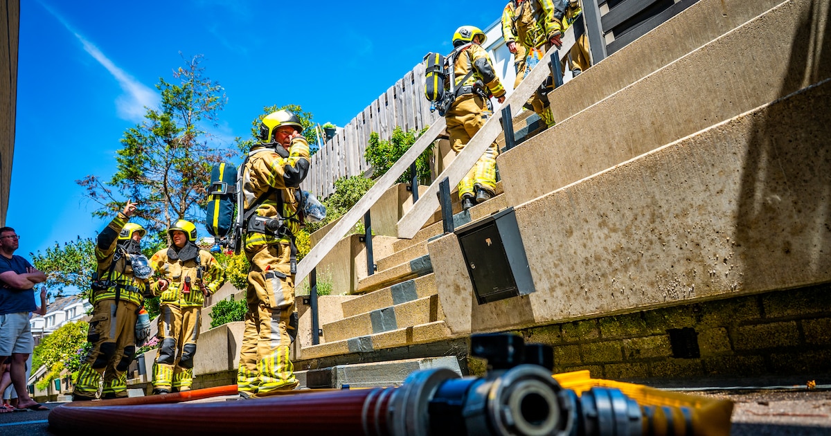 Brand in dak en spouw van garage in Alphen aan den Rijn, rookontwikkeling bij bluswerkzaamheden