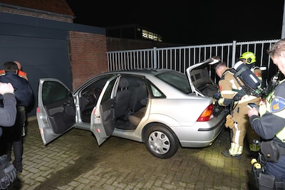 Auto vat vlam in garage in Waalwijk, eigenaar duwt brandend voertuig naar buiten
