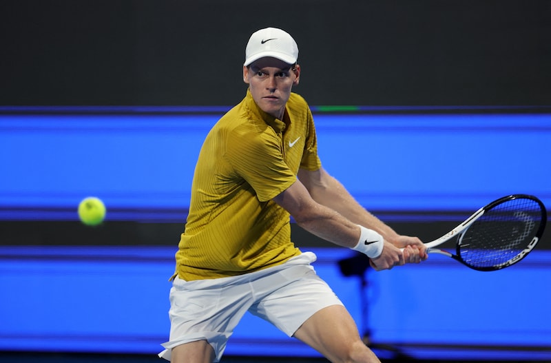 Jannik Sinner laat zich verrassen in Doha door 20-jarige Tsjech,  gefrustreerde Carlos Alcaraz met schrik vrij | Tennis | AD.nl