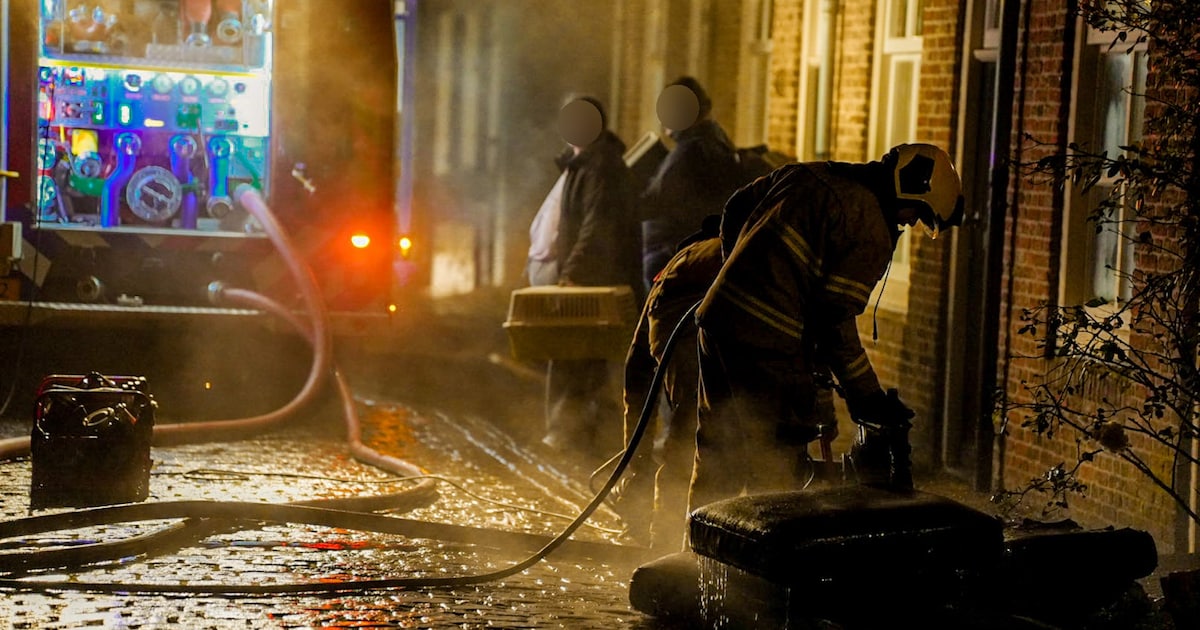 Bankstel vat vlam in woonkamer, huis in centrum van Heusden door felle brand tijdelijk onbewoonbaar