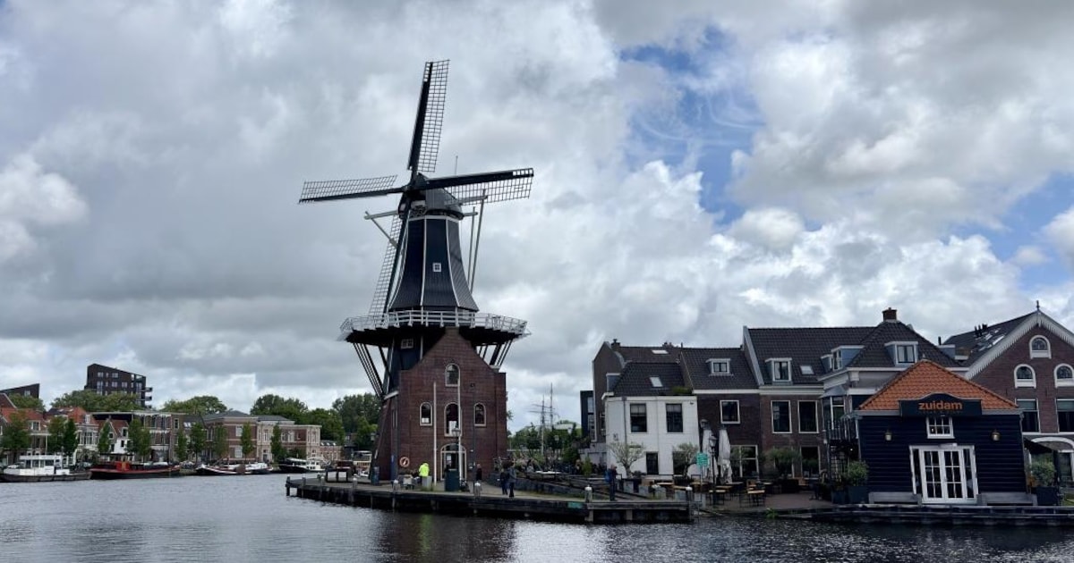 Molen De Adriaan uit de steigers in Haarlem