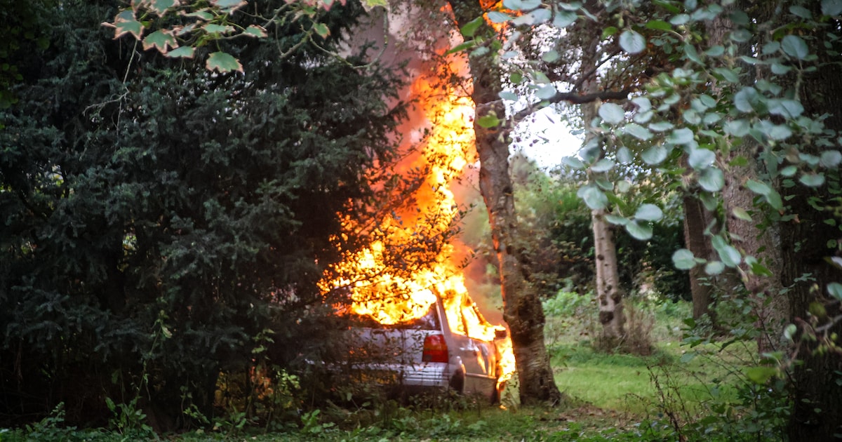 Auto in lichterlaaie tussen oude barakken bij Katwijk