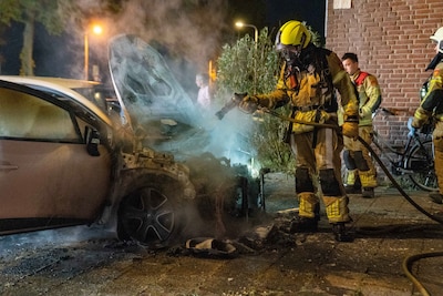 Geparkeerde auto uitgebrand in Deventer, politie sluit brandstichting niet uit
