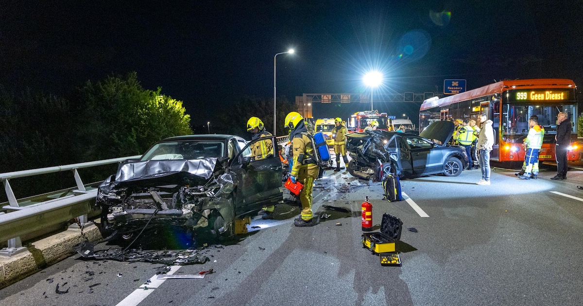 Grote schade bij ongeluk met twee auto's op A9 bij Zwanenburg, twee gewonden