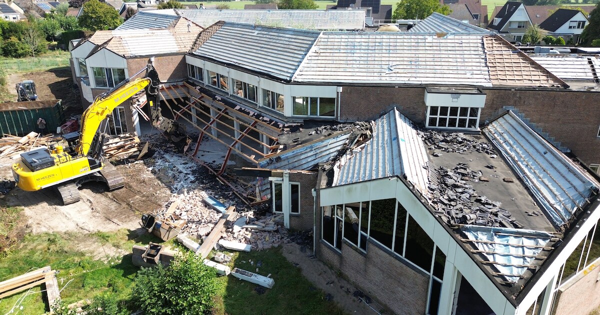 Sloop oude gemeentekantoor Hoornaar begonnen