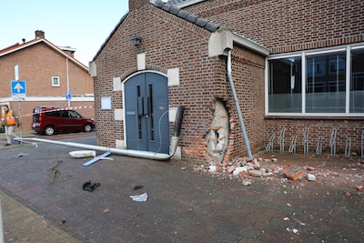 Vrouw die tegen kerk knalde mogelijk onwel in auto: ‘Ze wist niet wat er was gebeurd’