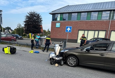 Man in scootmobiel gewond na botsing met auto in Hattem