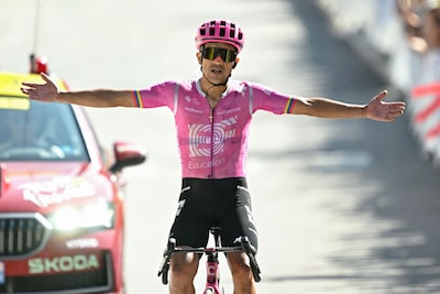 Smaakmaker Richard Carapaz heeft zege te pakken in eerste Alpenrit