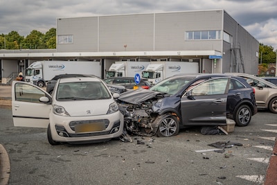 Grote ravage na botsing tussen drie auto’s: weg bezaaid met brokstukken