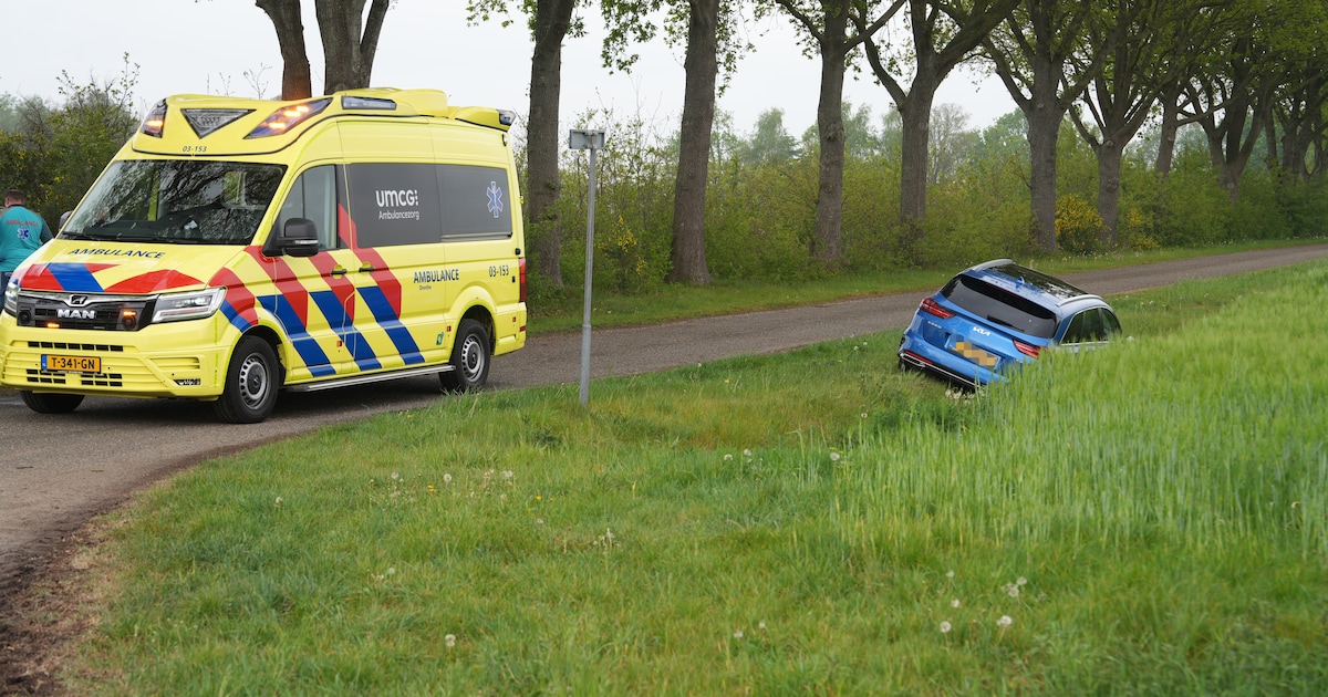 Auto in sloot na eenzijdig ongeval op de Bovenweg in Wapserveen