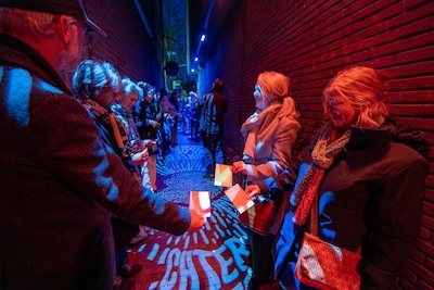 Ossenmarktsteeg in Zwolle verlicht met inspirerende woorden van Zwollenaren
