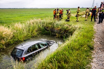 Auto belandt in sloot langs de Molenweg in Strijen