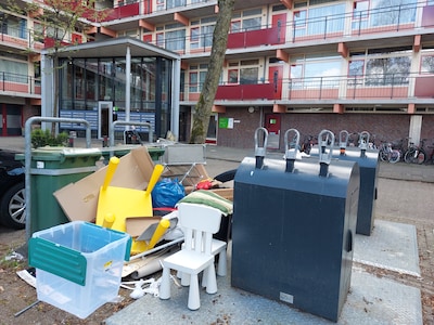 Bedorven aardappelen, een rol tapijt en tuinkussens: dit is hoe Zeist de dagelijkse afvalberg op str