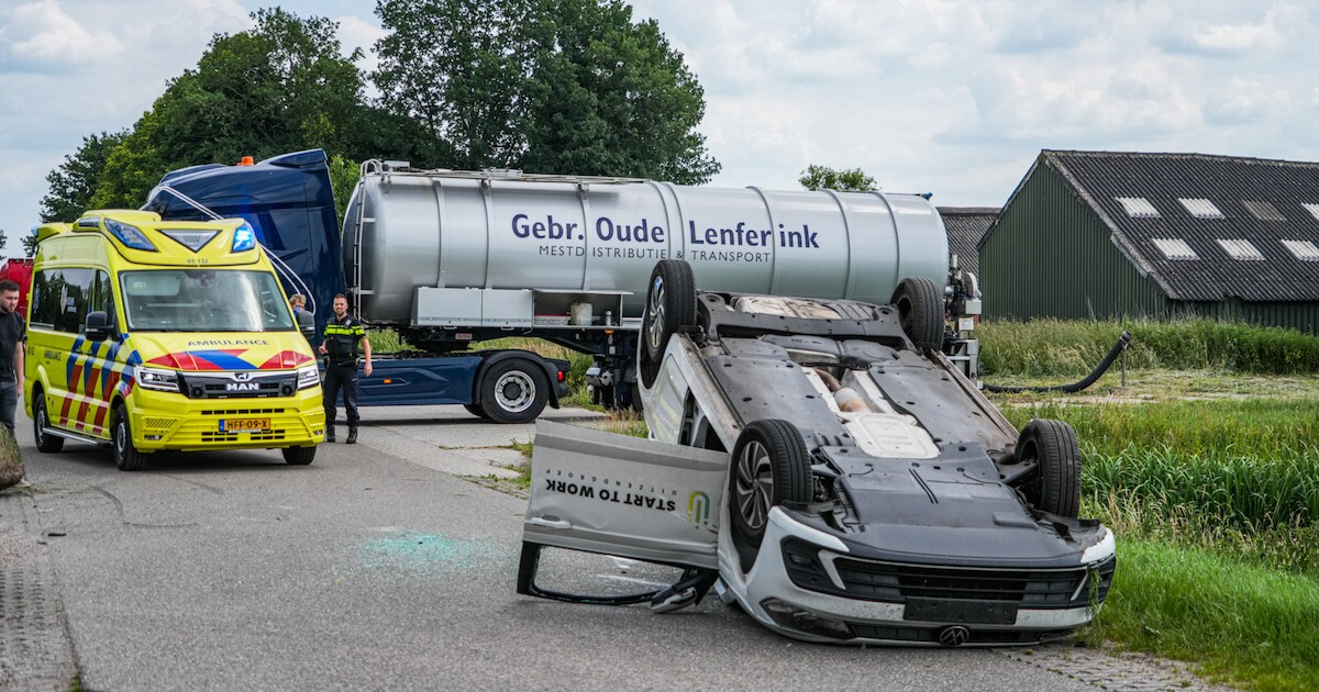 Auto slaat over de kop op Erfscheidenweg in Nieuw-Amsterdam