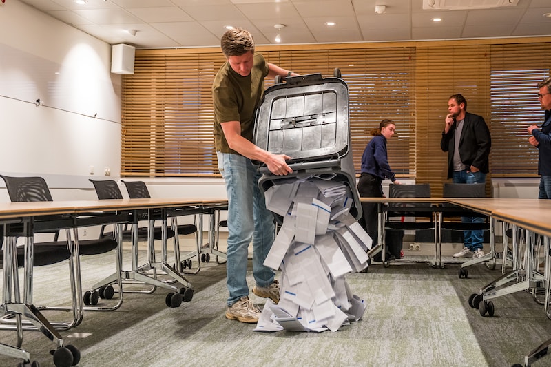 Een stembus wordt geleegd.